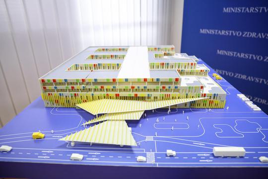 Dana 21.10.2025. godine kao pravni savjetnici naručitelja Ministarstva bili smo na svečanom potpisu Ugovora o projektiranju i izgradnji Nacionalne dječje bolnice u Blatu.