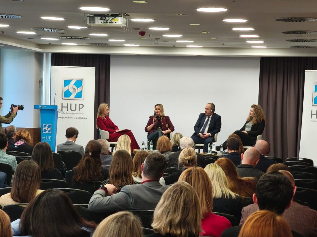 Dana 19.03.2025. održana HUP KONFERENCIJA – Ponude ponuditelja iz trećih zemalja u postupcima javne nabave: prema pravednom tržištu građevinskih radov – na kojoj su moderatori bili Ines Brozović i Mićo Ljubenko