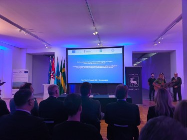 Dana 10.10.2025. godine kao pravni savjetnici investitora Županijska lučka uprava Pula bili smo na svečanom potpisu ugovora za izvođenje radova rekonstrukcije lukobrana u luci Pula